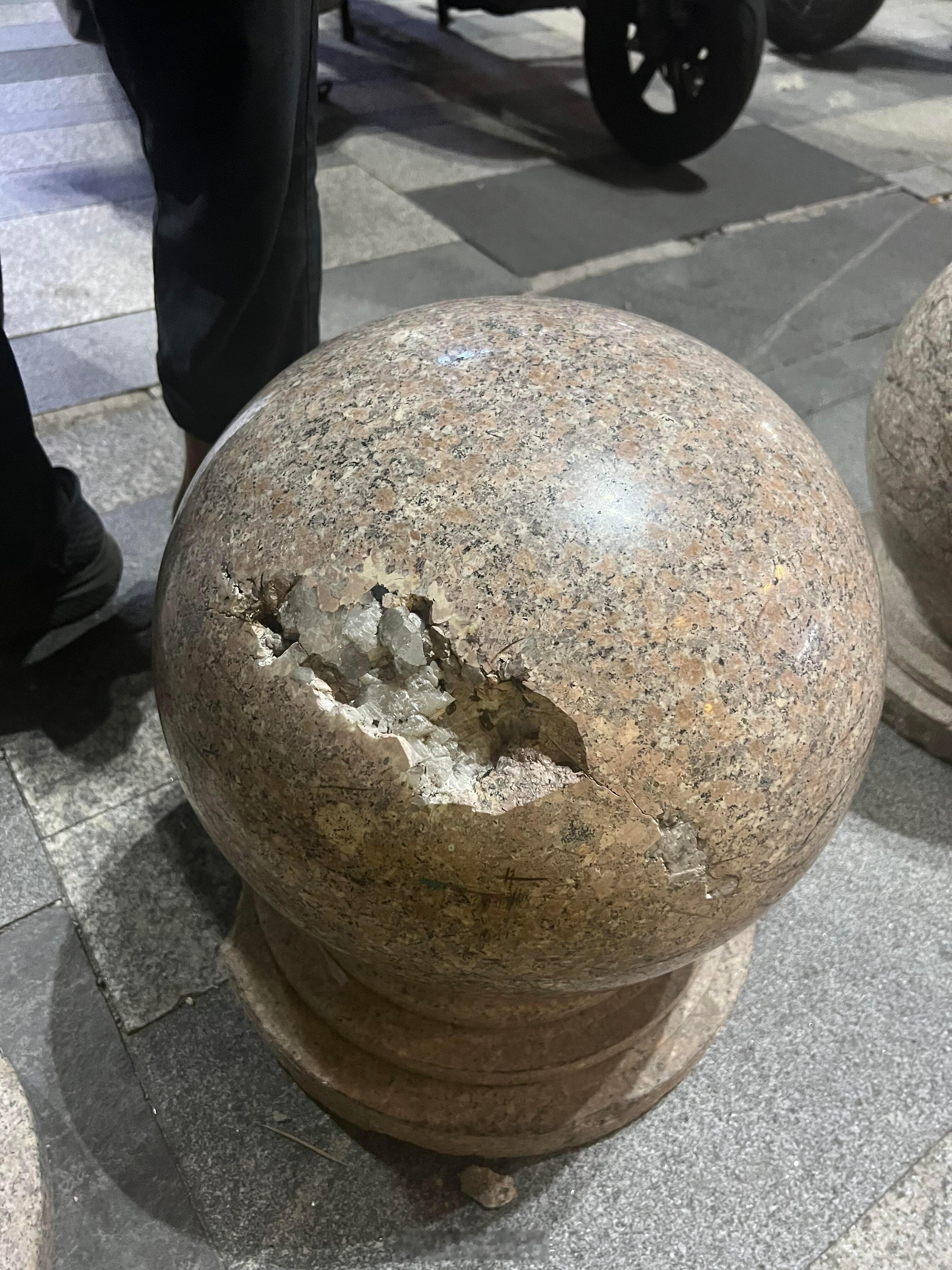 终于知道石墩子为什么那么贵了原来里面装的是水晶吗​​​