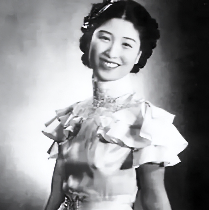 1942年春，青帮头目吴四宝被日本人毒死，他的老婆佘爱珍哭得死去活来。早就垂涎佘