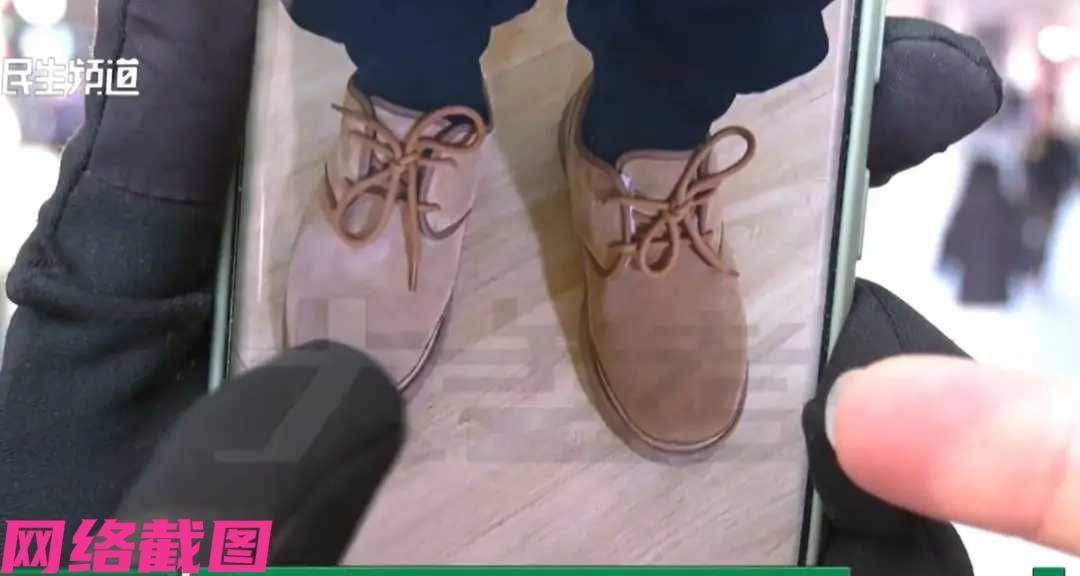河南郑州有男子花七百多买雪地靴，没有想到只穿一星期，鞋面颜色变了，深色变浅，以至