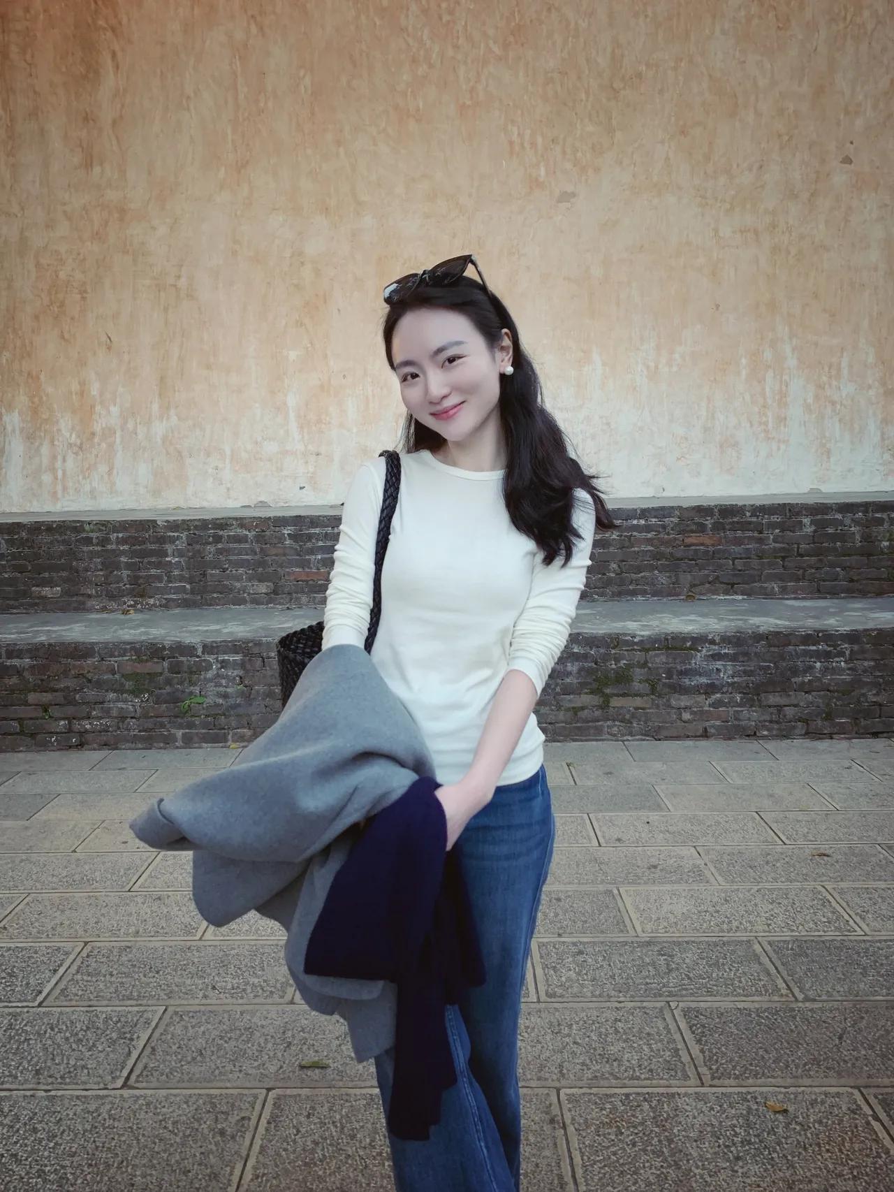 轻纱拂面，笑靥如花。