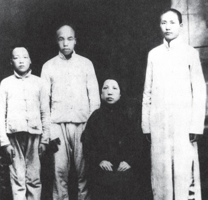 1919年，毛主席带母亲去长沙湘雅医院看病，得知母亲得的是不治之症后，一家人便坐