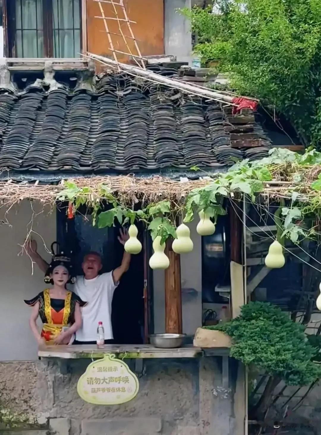 实属无奈！“葫芦娃爷爷”含泪决定剪掉7个葫芦！近日，那个火遍全网的绍兴“葫芦