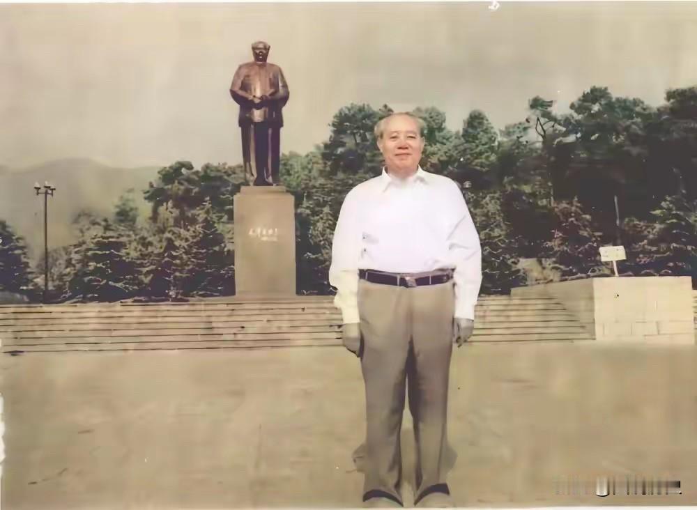 1995年9月9日，已经八十岁的汪东兴携妻儿一起前往韶山，来到毛主席故居，瞻仰缅