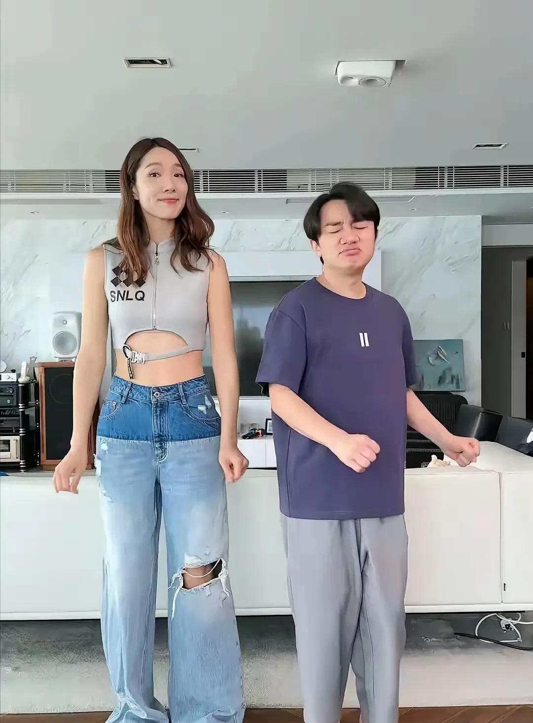 王祖蓝和老婆李亚男，小娇夫和霸道女总裁既视感，真的有一种非常可爱的反差萌。果然有