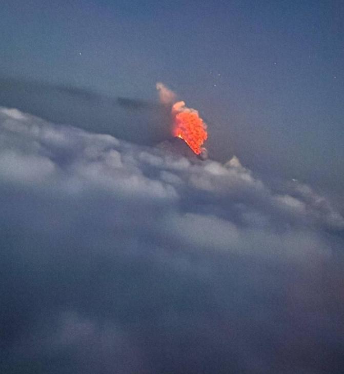 俄罗斯这是咋了！刚被8.7级大地震搅得天翻地覆，欧亚大陆最高的活火山又紧跟着