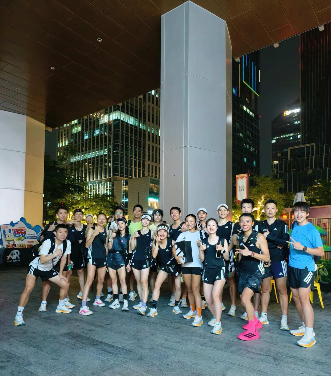跑在城市中心本来闷热的天气，突然下起了小雨，跑着舒服很多10公里江边打卡a