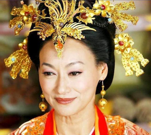 581年，杨坚篡夺北周大权，建立隋朝。宇文邕那13岁的外甥女，扑到床上，大哭着说