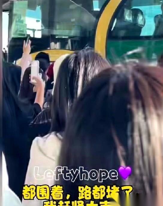 “让我过去呗，我求求你们了。”看到这句话，我心口像被人捶了一拳，又闷又疼。一