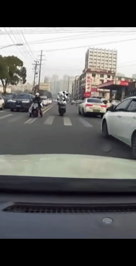 1月6日，湖南长沙的肖先生开车时遇到个闹心事儿。一个没戴头盔的男子骑电动车逆行而