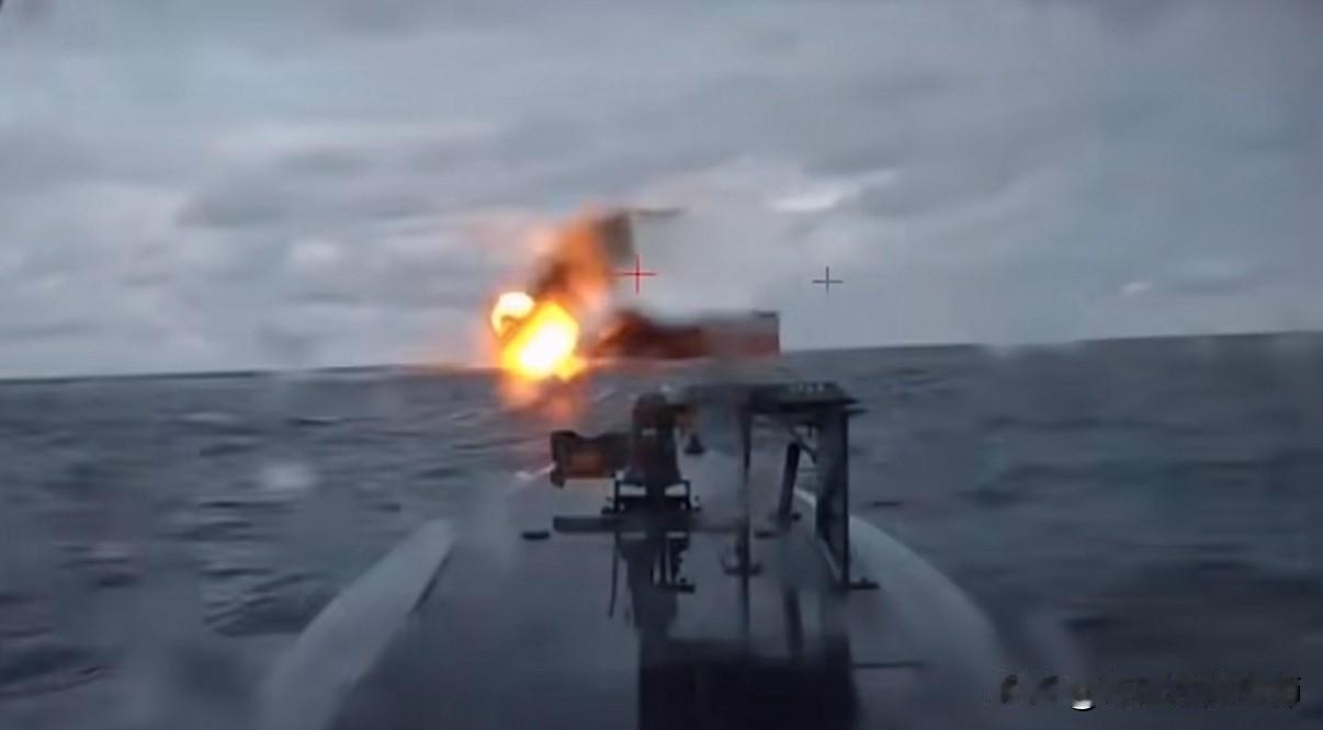 乌军再袭影子舰队，黑海无人艇轮番暴击！俄罗斯影子舰队黑海油轮遭袭乌军无人艇袭击新