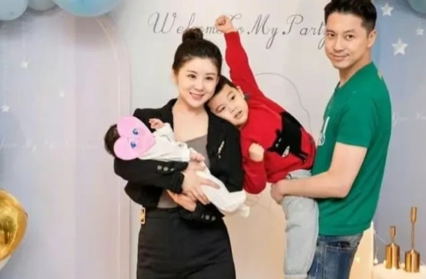 2013年，王雷和李小萌的婚礼刚结束，导演毛卫宁就把他悄悄拉到一边:“你喝大了没
