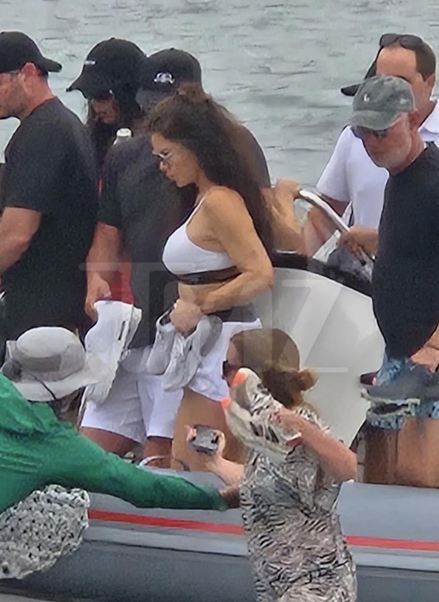 贝佐斯和桑切斯被拍到现身加拉帕戈斯群岛🌊——这片距离厄瓜多尔本土约1000公里