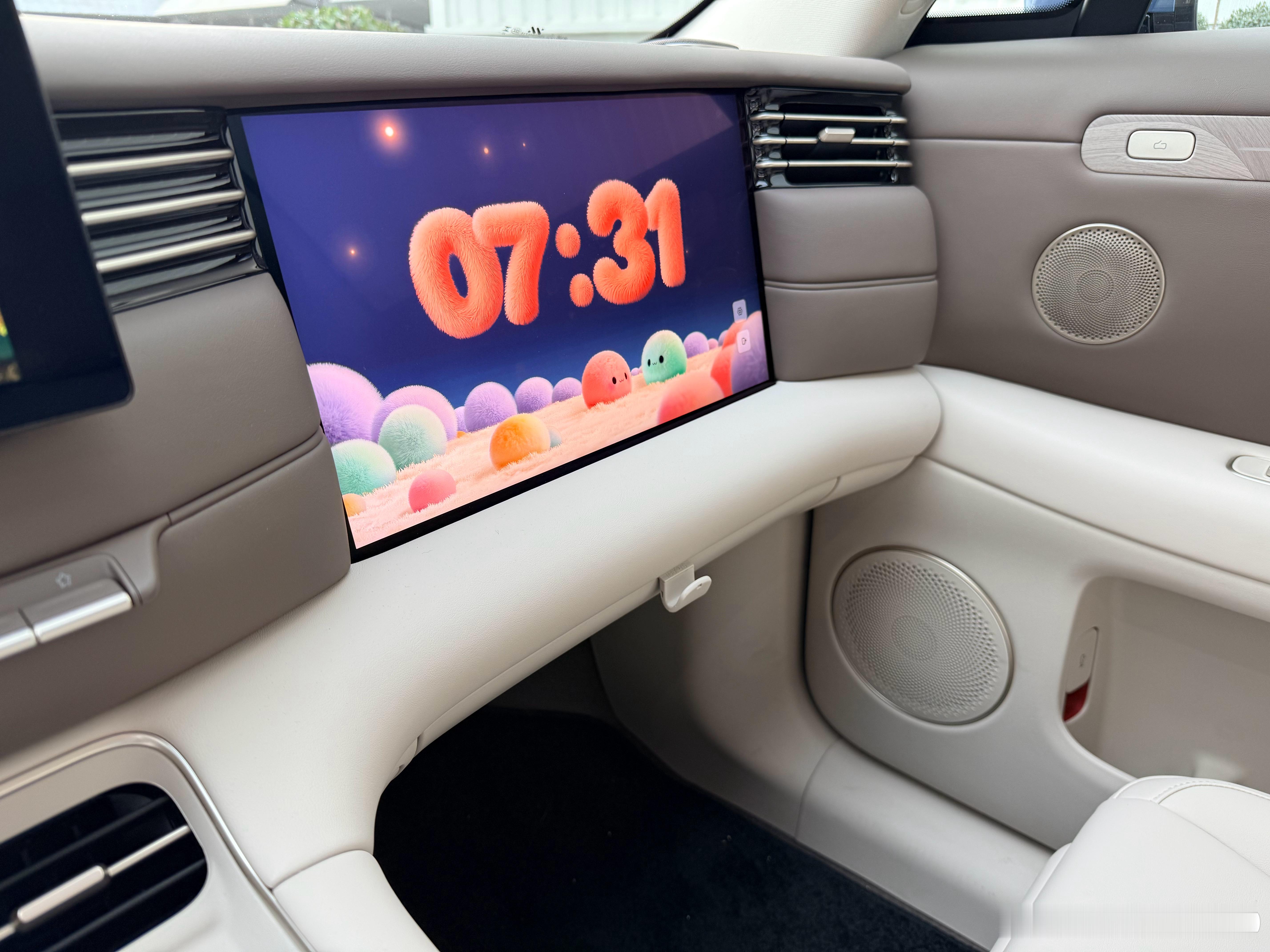 老婆今天夸我了，昨天晚上她出去买肠粉，挂在这钩子上老爽了，平时不用可以折叠进去智