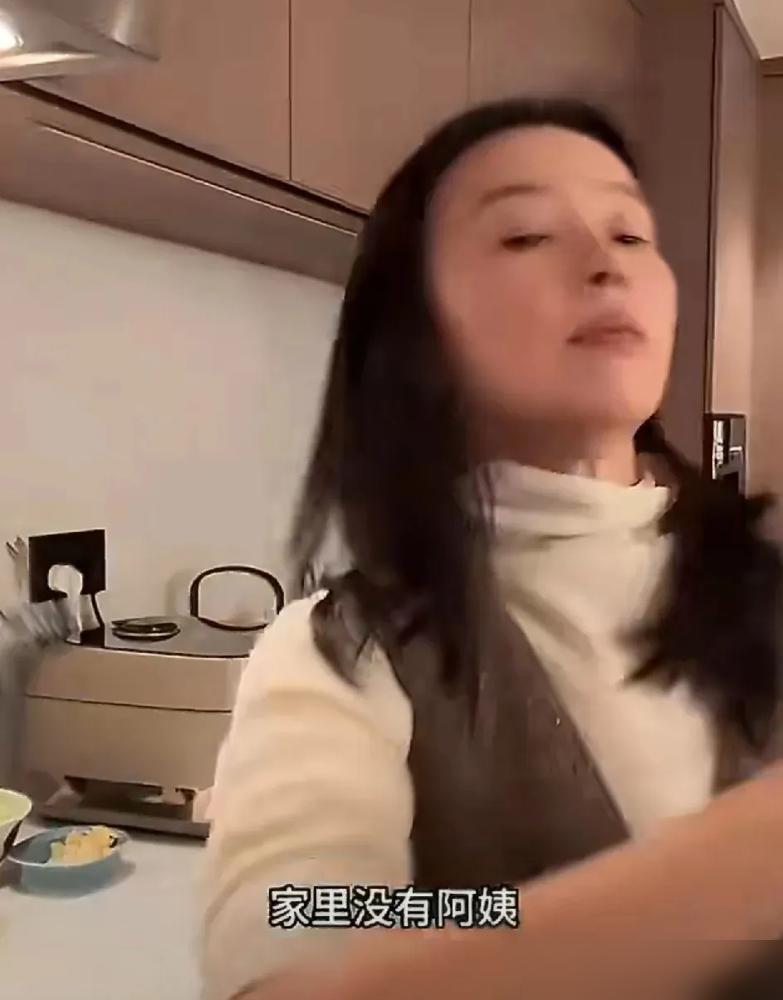 还在吹董洁的“清冷”人设？我告诉你，那张脸背后，是两小时狂揽1.8亿的印钞机。