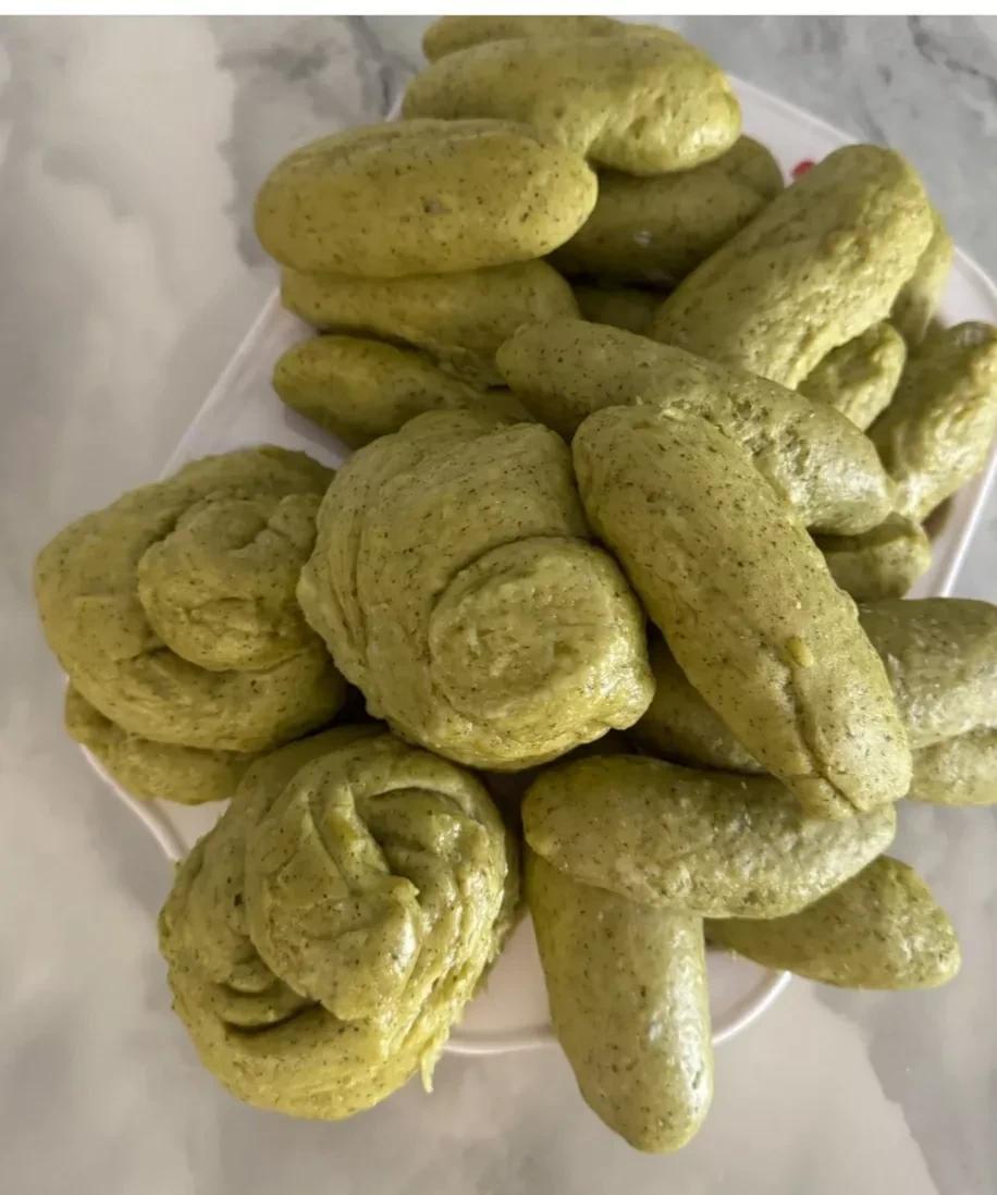 这是我八十岁的婆婆蒸的菠菜杂粮馒头，婆婆有点糖高，为了让她降糖，于是我给她把菠菜