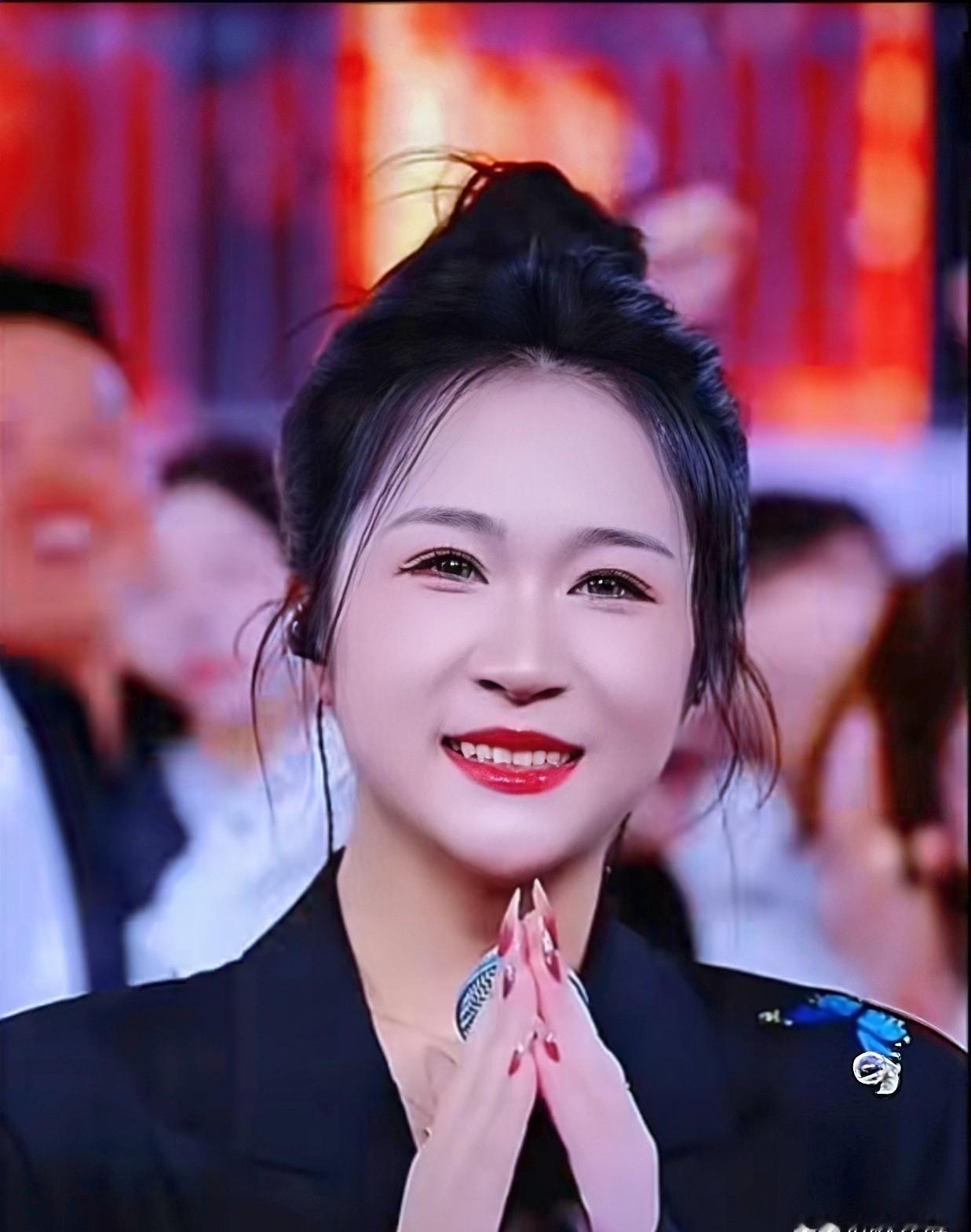 我参加了头部主播的线下会，一个残酷真相砸在我脸上：滤镜和话术，正在杀死他们。线