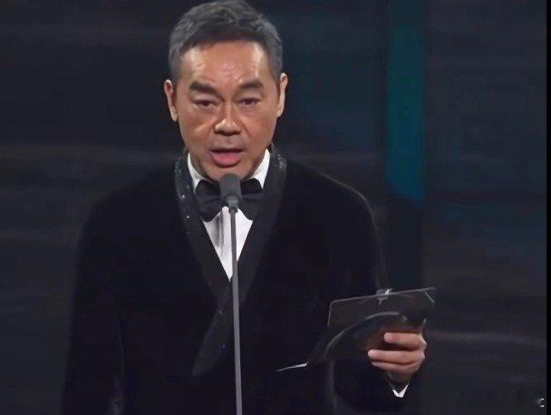 藝人宣萱近日憑劇集《誰殺了她》獲得《紅星大獎2025》最佳女主角獎，登上新加坡視