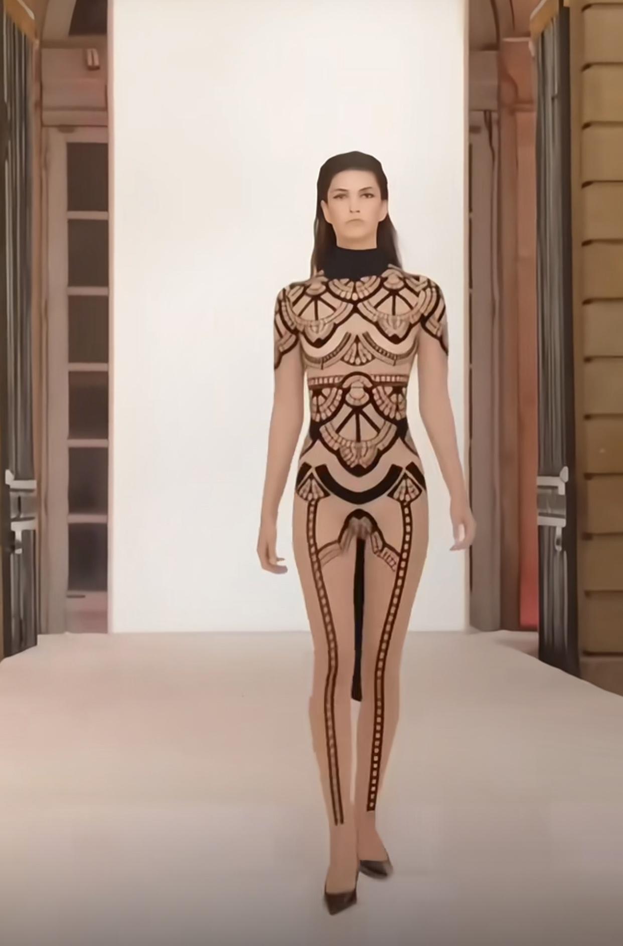 这个设计师真有意思透视诱惑算是给他玩明白了黑色的花纹弄的还挺对称的呢