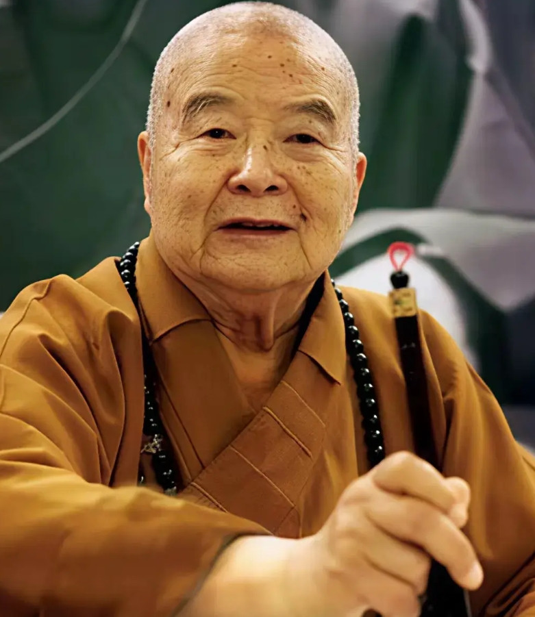 星云大师与释永信，我曾去过星云大师的大觉寺，那里不收门票，寺内也没有功德箱，不存