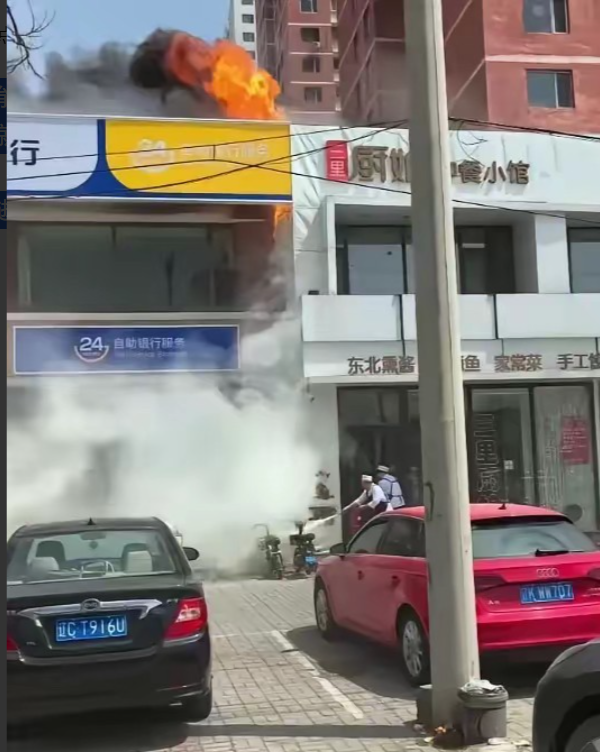 当时看见这一幕我还想不明白，原来不是燃气爆炸也不是人为纵火，这就不难解释，为什么
