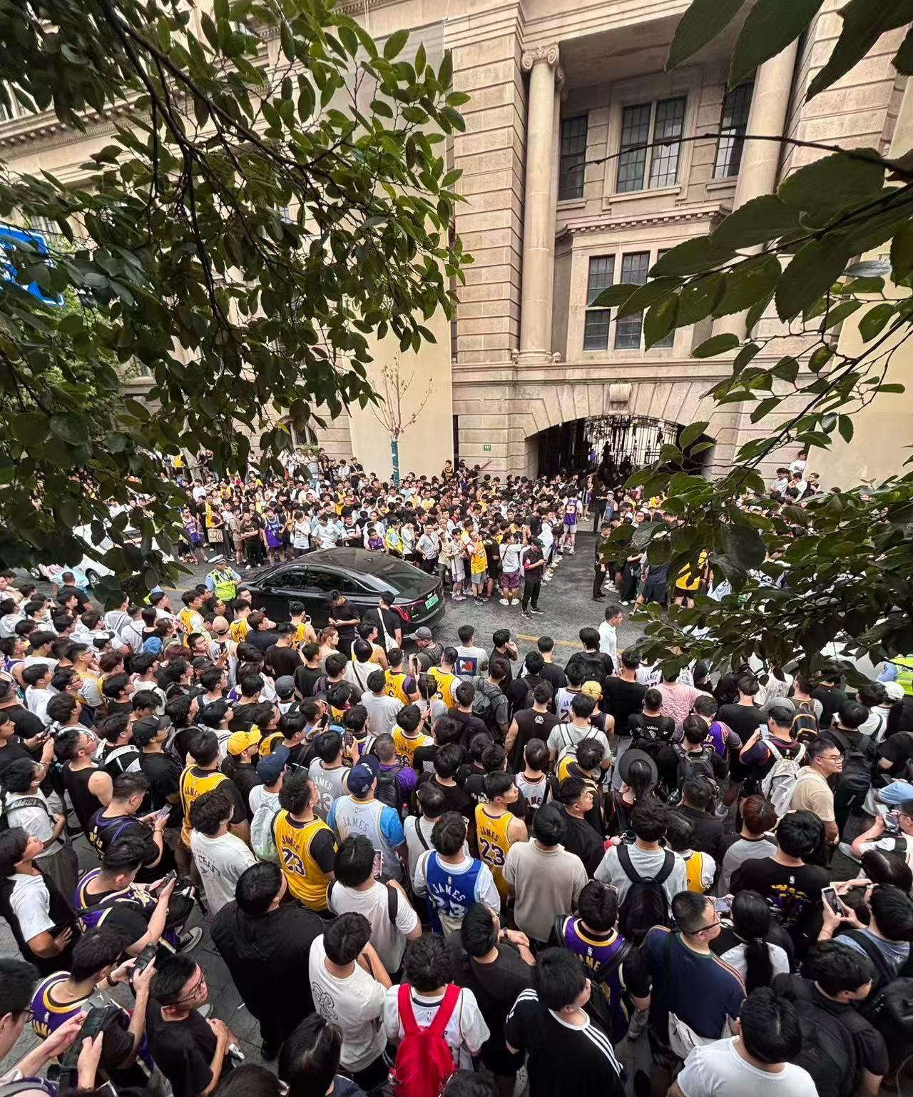 人山人海，詹姆斯复制了当年科比来华的盛况！今天NBA传奇巨星詹姆斯来到了中国上