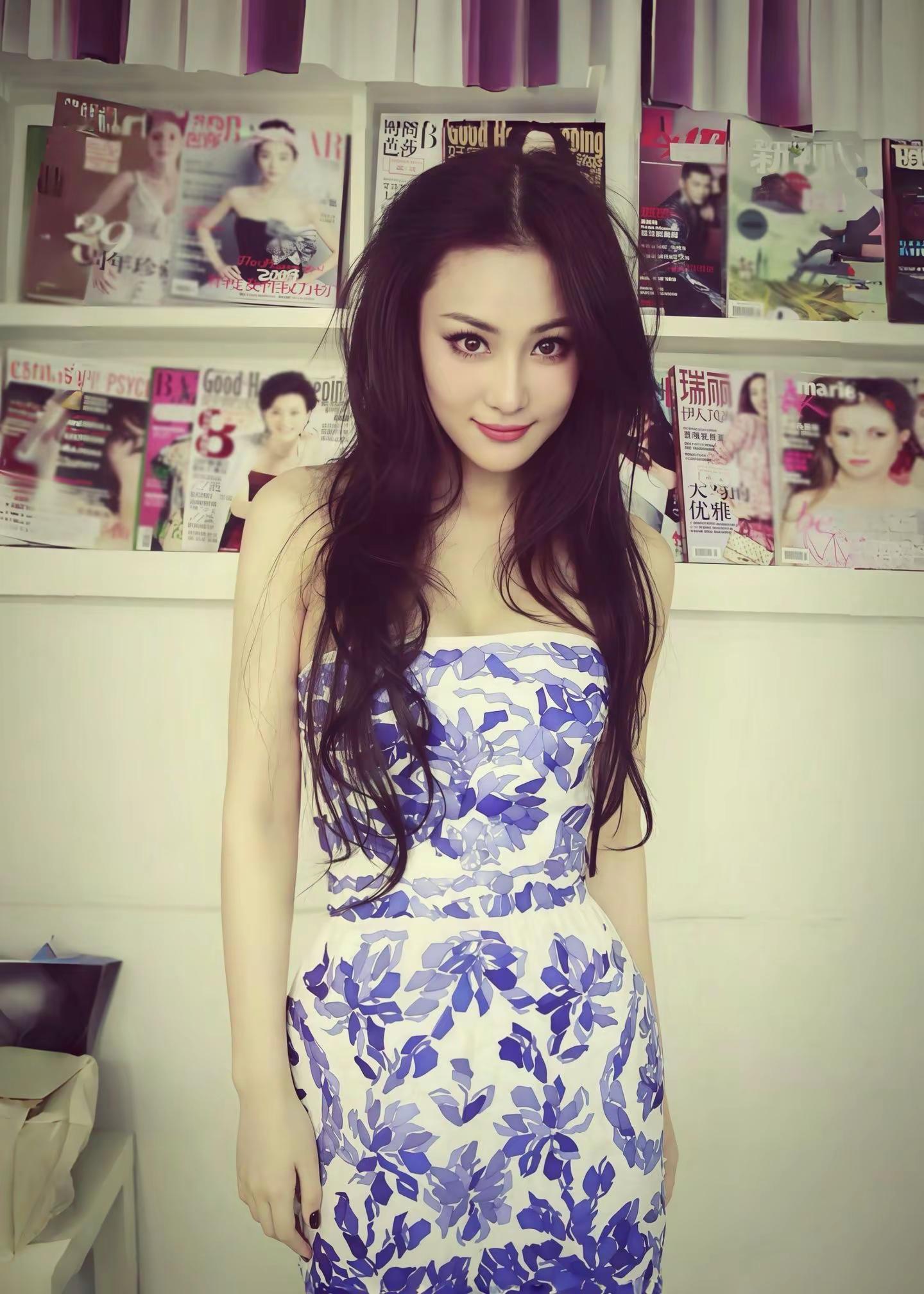 清冷示人傲骨刻魂美人如剑其性孤冷