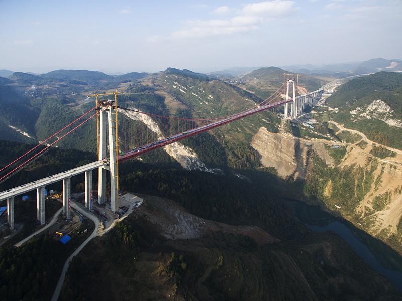 去年自驾走沪昆高速路过坝凌河大桥，特意在观景台停了半小时，站在护栏边往下望的时候