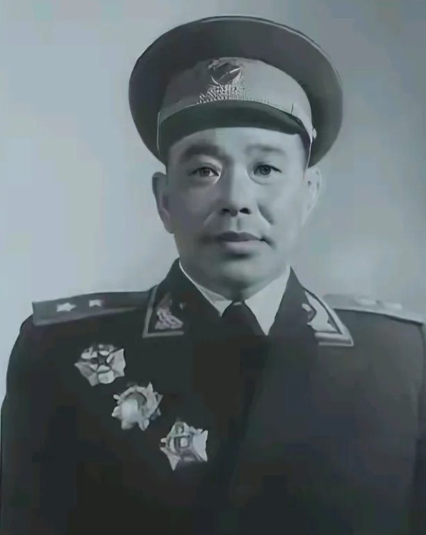 1976年8月8日，南京军区司令员丁盛与政委廖汉生，都住在上海延安饭店。上海当地
