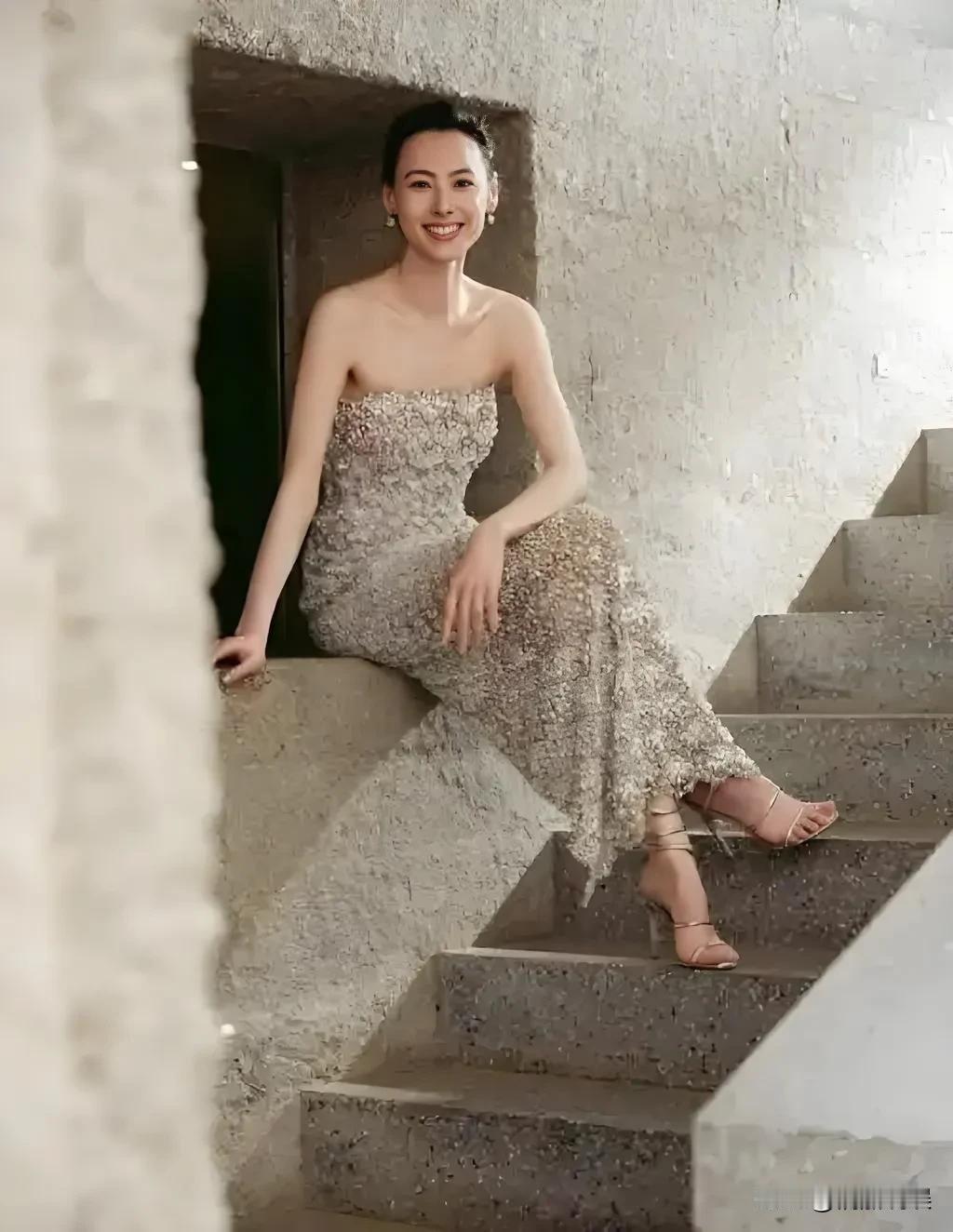 我觉得梁洛施不会再结婚了！不是她年纪大了，也不是她不漂亮了，而是她的人生不需要