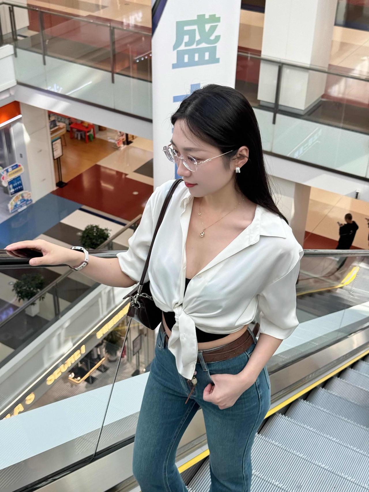 电梯随拍知性姐姐御姐牛仔裤衬衣眼镜杀纯御