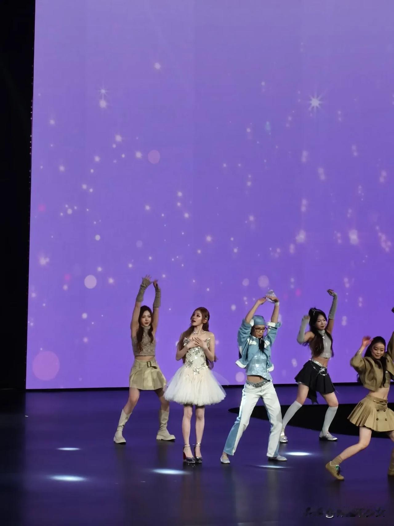 谁懂开场就是雨琦弟弟的含金量啊！坐着一个礼物盒子就来了，我根本都还没反应过来！