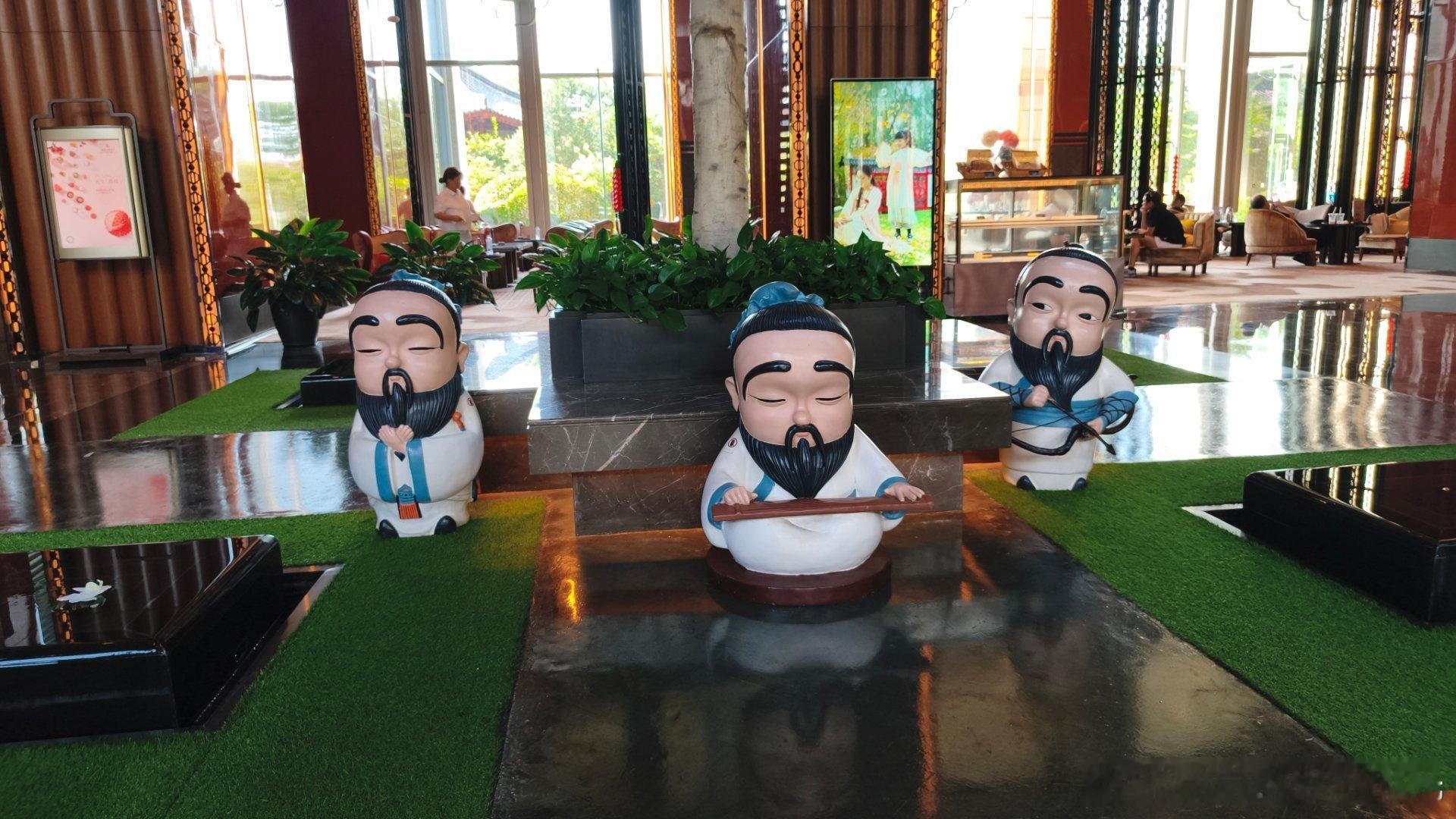 到曲阜第一件事就是和白宁的福特bronco烈马汇合，带它去洗了个澡，黑色车加电