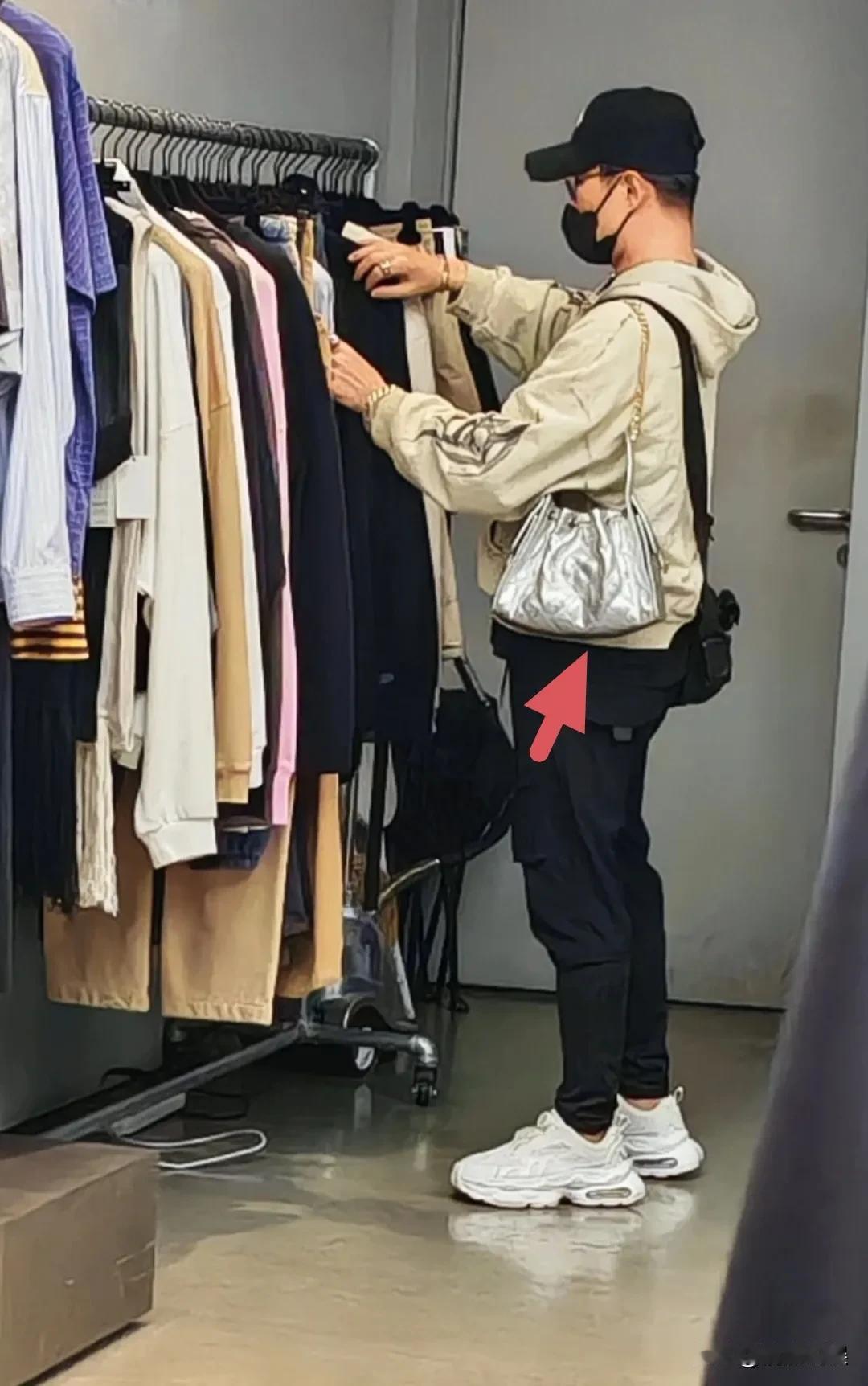 沉浸在甜蜜的爱情中的汪峰，真的有那种“二十四孝好男友”的感觉。[捂脸哭]他现身深