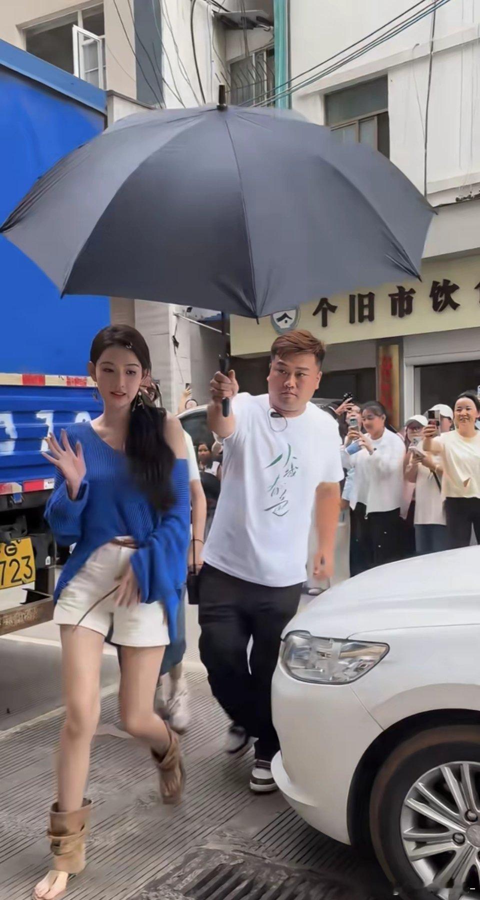 王玉雯拍戏路透，穿短裤美腿细长玉足白皙，怎么看都超漂亮