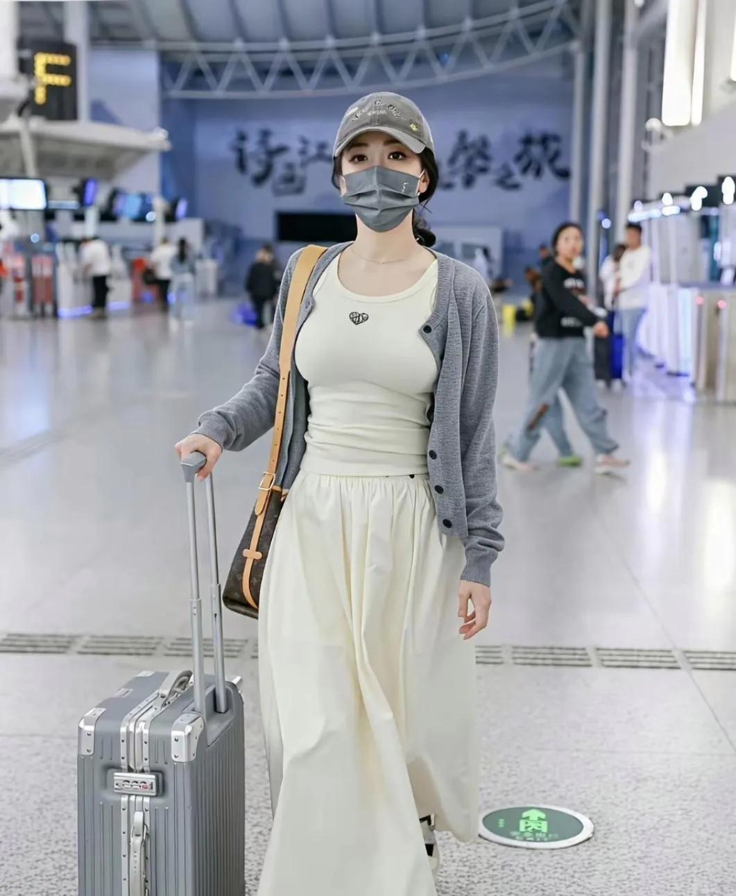 真的被陈紫函这套私服圈粉了。没有华丽的礼服，简简单单针织开衫配半身长裙，舒服又