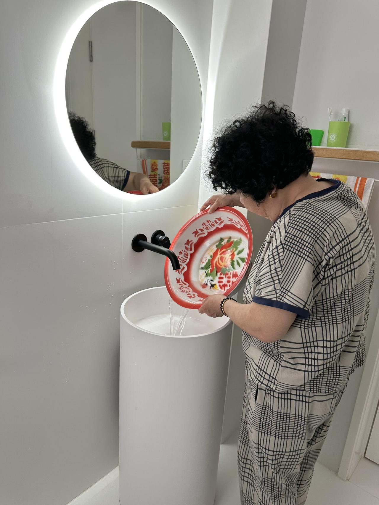 妈，您就尽情“折腾”自己的这一间屋子，只求您放过其他房间，山东一位女生晒出自己的