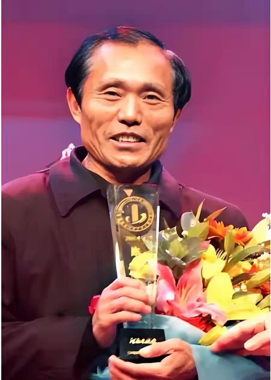 看到河南西辛庄李连成获得“七一”勋章，觉得实至名归！西辛庄坚持村集体股份合作制