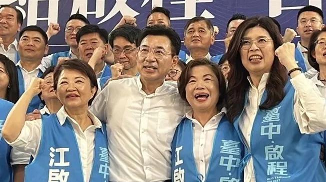 今天国民党如期举办台中市誓师大会，主题居然是三个姐姐爱江启臣。三个姐姐，分别是