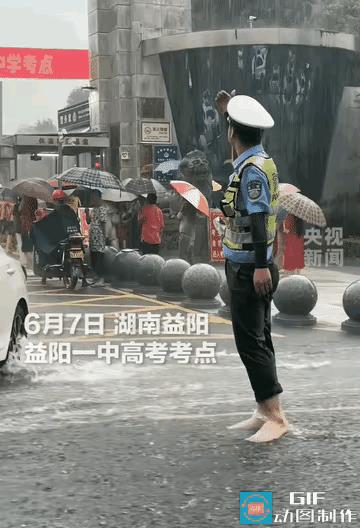 高考期间，网友们都把关注点往往放在了家长们身上，只见他们穿旗袍、举向日葵的形象，