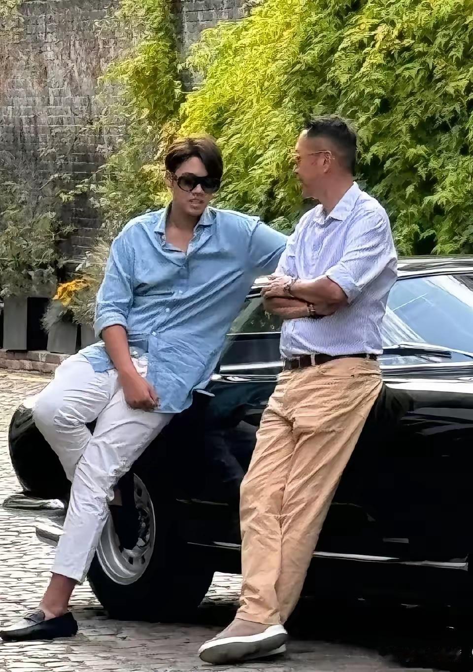 李嘉欣和许晋亨的儿子许建彤真是越来越有富家公子的范了。2026年马年春节，他从英