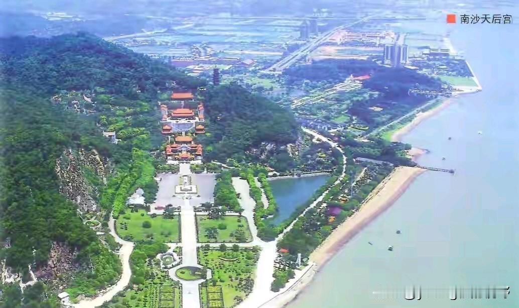 2007年的广州南沙天后宫及滨海公园，也就是今天南沙大湾区灯会的举办地。也就差不