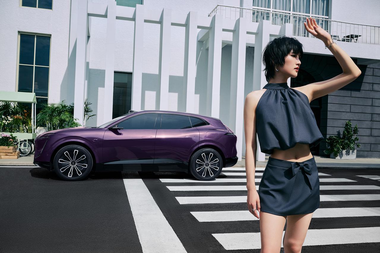 广州车展举办期间，姚安娜再度亮相阿维塔展台，这一举动从侧面凸显出阿维塔背后强大产