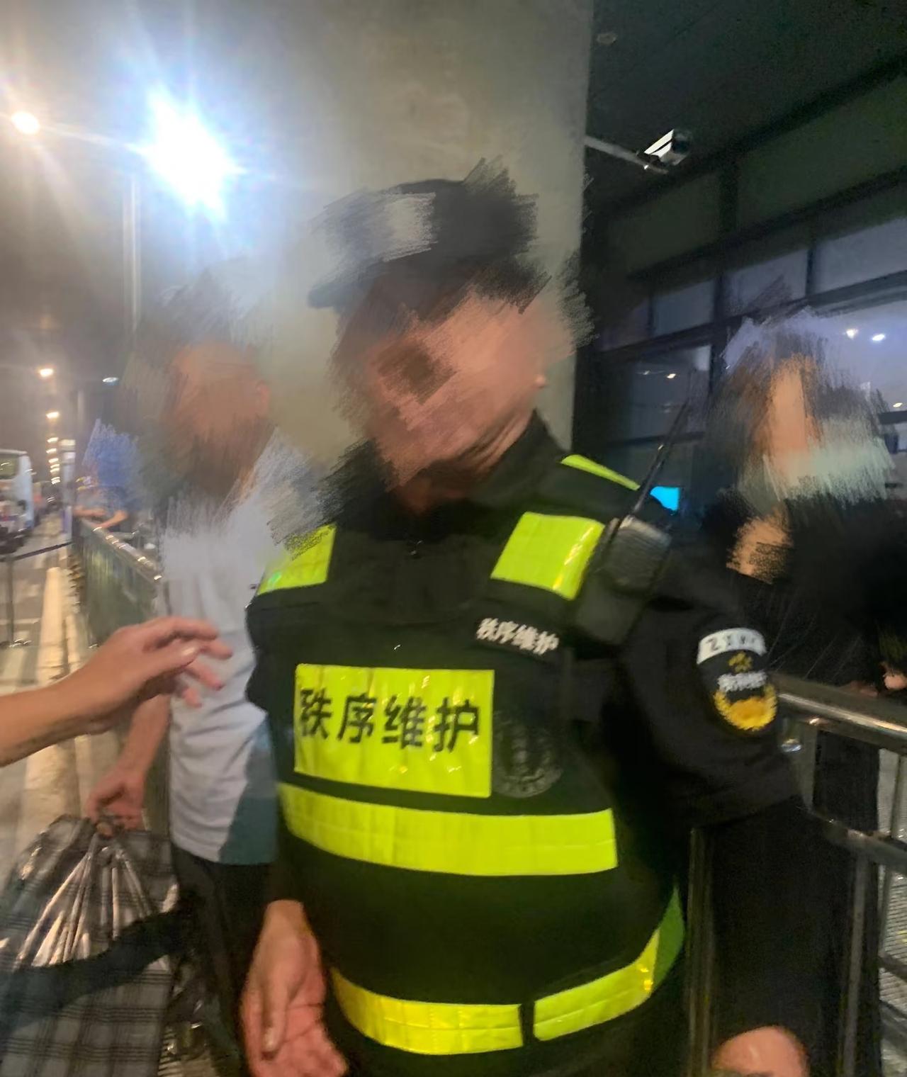 这嚣张的保安让人给打了，他还以为没人敢动他，仗着亲戚是人事的经理，他在厂里嚣张的