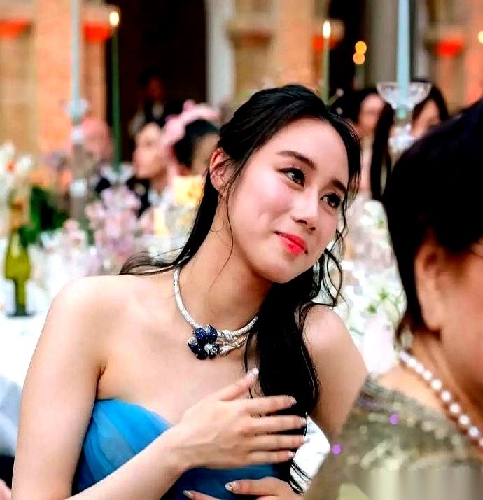 翻看何猷君大婚当天的现场合照，何超欣脖子上那条极具分量的蓝宝石项链，其实根本不是她自己的私物。这件耀