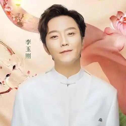 查了一下《万疆》的版权归属，词是李姝写的，曲是刘颜嘉作的，李玉刚是原唱。很多人第