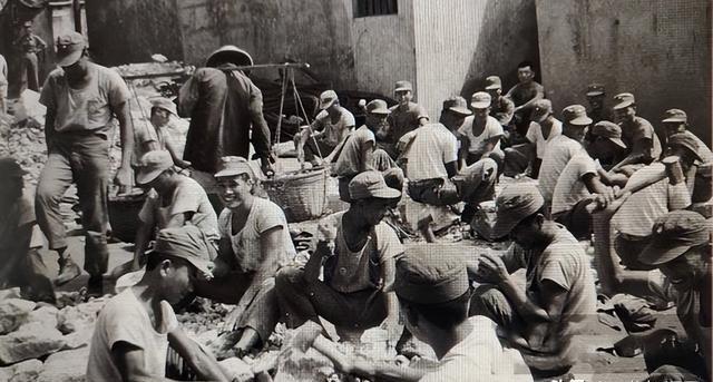 1949年，从大陆转移到台湾的黄金，以木桶为载体，总量为386万两。李敖直言不讳