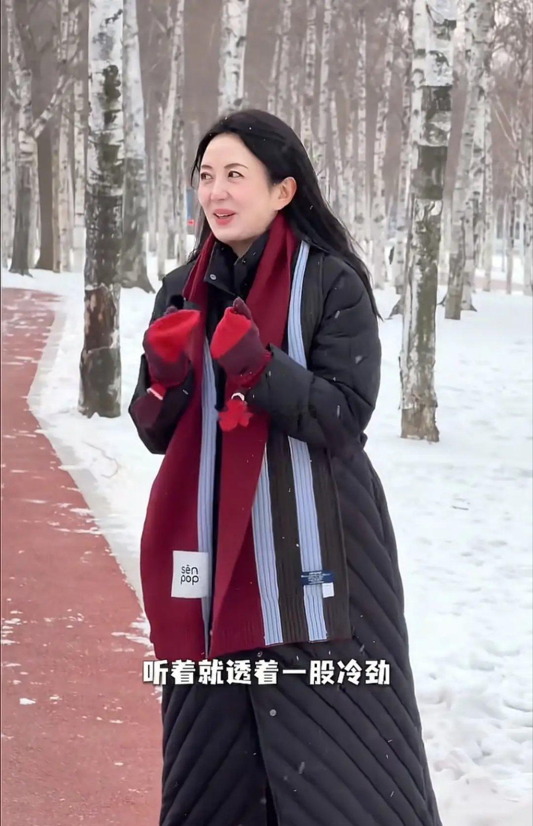 “徐盈盈”杨童舒的冬季穿搭太可了！中长款羽绒服配围巾加雪地靴，保暖又时髦，看着哪