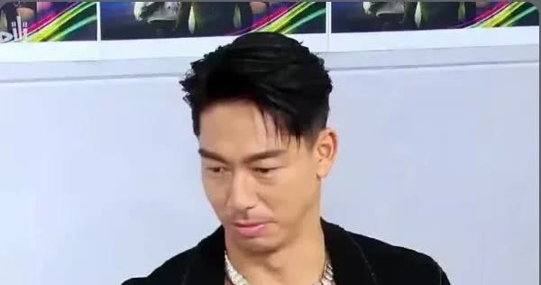 没必要去同情，人家是一个愿打一个愿挨。小黑说早受够她了，年纪大毛病又多说离了。可
