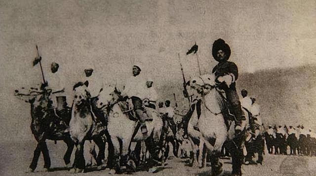 马家军骑兵冲锋时，我军营长拔出日本刀顶在前排战士背上：今天谁后退，先捅死谁。