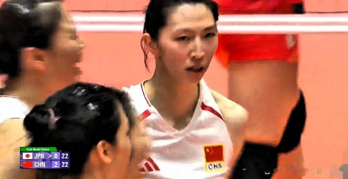日本女排彻底尴尬了！第三局日本10:2大比分领先中国女排，场上队员、教练连同替